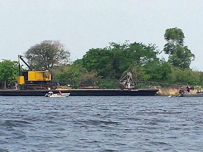 Barco hotel será arrastado até as margens do Rio Paraguai por rebocador