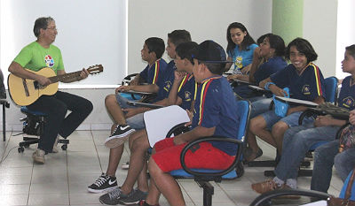 Os primeiros beneficiados com a parceria foram os alunos do 4º ao 9º ano da Escola Municipal Vanderlei Rosa