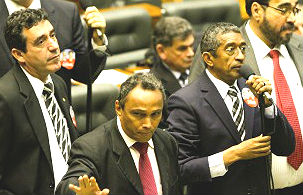 Metade da bancada petista na Câmara recebeu doações de assessores. Deputados negam coação
