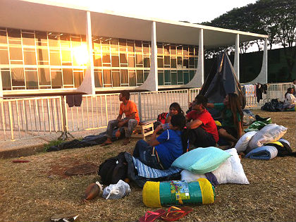 Índios de Mato Grosso do Sul em frente ao STF (Foto: Gabriel Luiz/G1)