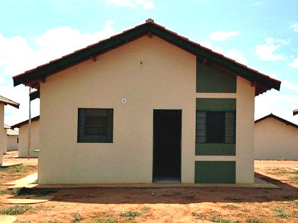 Com 36 m², casa tem 2 quartos, sala, cozinha e banheiro 
