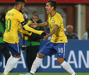 Roberto Firmino comemora com Neymar seu gol contra a Áustria, o primeiro pela seleção brasileira