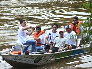 O apresentador fez algumas gravações no rio antes da chuva