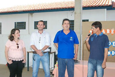 A secretária municipal de Educação, Walquiria Bitonti, o secretário Jair Prado e integrantes da diretoria da Apae, Adalberto Garrido e Marcos Momesso.