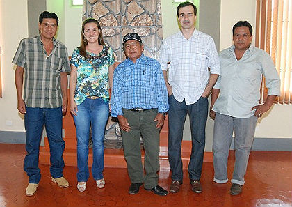 O novo secretário indígena, Adilson Antonio, com a prefeita Juliana Almeida, Ozório Marcos Justino, o secretário de Administração Paulo Rogério Bernardes e Ramão Vieira