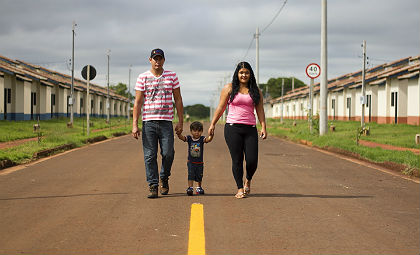 As famílias contempladas vivem em ocupações irregulares e insalubres