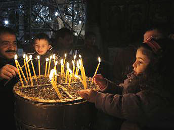 Cristãos da Faixa de Gaza celebram Natal na Igreja da Natividade, em Belém. REUTERS/Ammar Awad