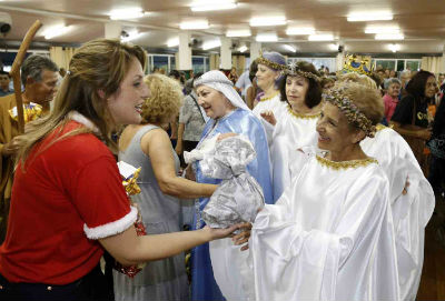 Andréia Olarte foi homenageada com uma coroa de flores
