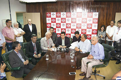 Gilmar Olarte, acompanhado do secretário municipal de Saúde, Jamal Salem, assinou o convênio