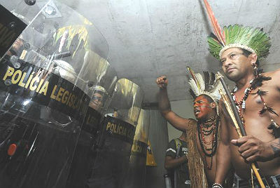 Índios tentaram invadir o Anexo 2 da Câmara dos Deputados, próximo à entrada que dá acesso às salas das comissões. Policiais conseguiram impedir a invasão Gabriela Korossy / Câmara dos Deputados
