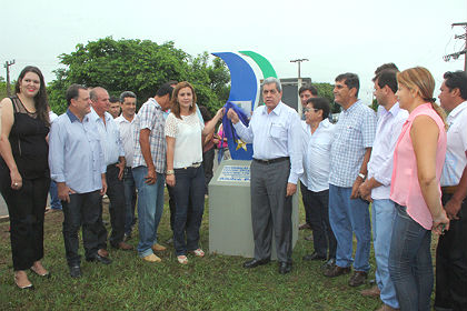 O descerramento da placa de inauguração do recapeamento da MS-339, que inicia na cidade de Miranda contou com a presença da prefeita daquele município, Juliana Almeida.
