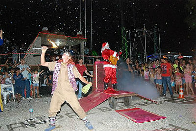 As crianças ficaram encantadas com a  neve que caiu sobre a casa do Papai Noel