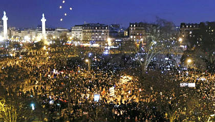 Praça da República em Paris, tomada por uma multidão