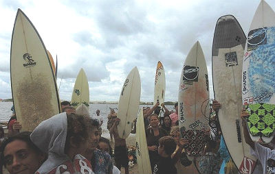 Homenagem para surfista Ricardo dos Santos na Guarda do Embaú-SC