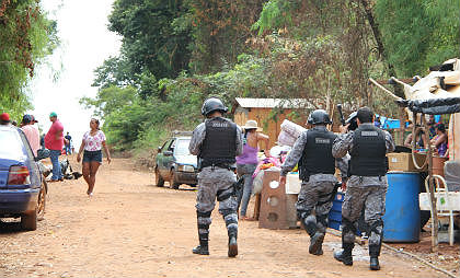 Acampados são surpreendidos com batalhão de choque armado na madrugada desta quinta-feira