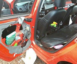 A droga estava acondicionada em vários compartimentos do carro