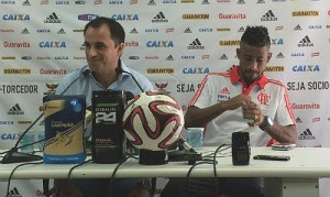 Léo Moura anunciou sua saída do Fla ao lado de Rodrigo Caetano, após o treino no Ninho