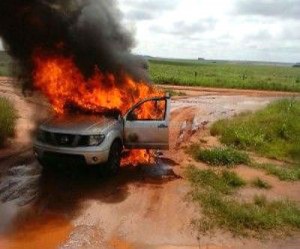 Bandidos abandonaram caminhonete e atearam fogo no veículo