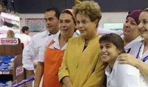 Dilma é fotografada com funcionários e frequentadores de supermercado em Montevidéu
