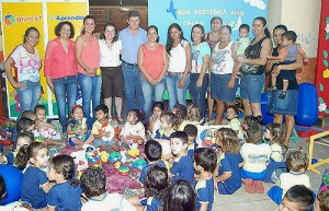 Juliana Almeida fez a entrega de kits de materiais pedagógicos para os centros de educação infantil de Miranda