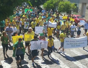Em Corumbá o protesto reuniu de 250 a 300 pessoas