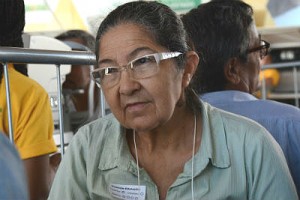 Costureira Augusta Escurra Acosta vai operar olho direito após 20 anos