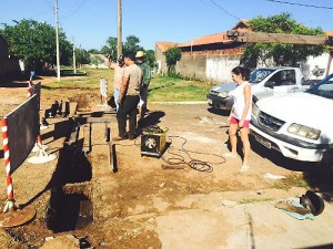 Equipe faz limpeza da Boca de Dragão existente na Rua Benjamin Constant