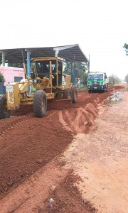 A equipe da secretaria de Obras no momento está atendendo a Aldeia Passarinho