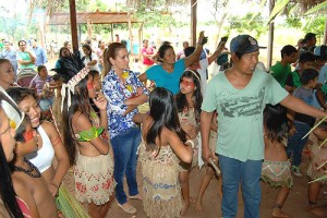 Os índios ficaram satisfeitos com a chegada dos uniformes e dos kits escolares