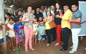 Prefeita Juliana fazendo a entrega na Escola Municipal Indígena Pilad Rebuá (Aldeia Passarinho)