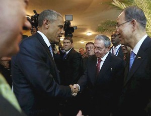 Obama e Raul Castro se cumprimentam antes da Cúpula das Américas