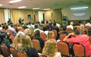 Operadores, representantes do trade turístico, agências de viagens e autoridades assistem à apresentação do Programa Embaixadores de Eventos em Bonito.