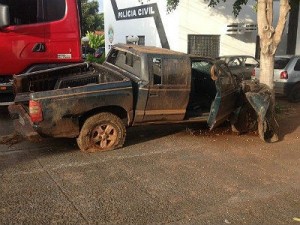 Bandidos capotaram caminhonete durante fuga da polícia