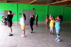 Aula estão acontecendo na sede da Associação de Moradores do Distrito de Albuquerque (Foto: Divulgação)