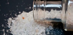 Barata e alucinógena, nova droga 'flakka' preocupa autoridades nos Estados Unidos. Versão sintética da catinona, é um estimulante similar à anfetamina, que causa excitação e euforia. A 'flakka' pode ser injetada, inalada, ingerida ou fumada. Alguns usuários a combinam com outras drogas, como a maconha, ou produtos farmacêuticos