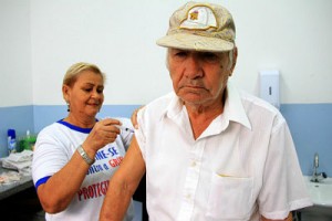 Com equipe volante, Saúde amplia vacinação contra gripe na cidade (Foto: Kleverton Velasques)