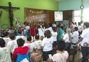 Durante a missa a comunidade local homenageou Ivone Torres