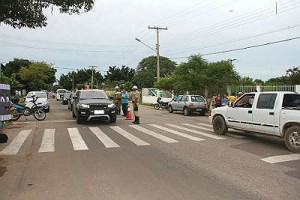 Fiscalização é intensa para evitar que motoristas cometam infrações no trânsito de Corumbá (Foto: Marcos Boaventura) 