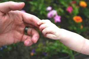 Famílias que levam adiante a adoção admitem um grau de satisfação muito grande quando adotam uma criança com deficiência 