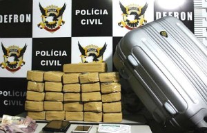 Droga apreendida na mala da adolescente