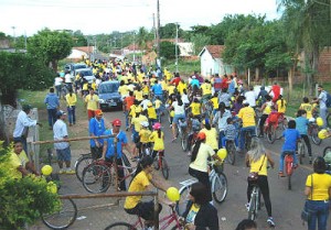 Os ciclistas saíram da frente da escola e encerraram a pedalada na Praça Agenor Carrilho