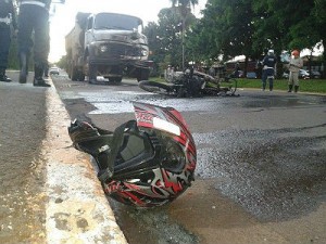 Mulher conduzia motocicleta e morreu no local da colisão com caminhão