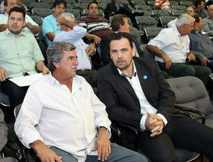 Neto (dir) e prefeitos em evento