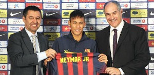 Grupo de investimento DIS afirma que Barça e família de Neymar falsificaram contratos. David Ramos/Getty Images