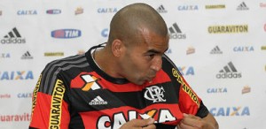 Emerson Sheik beija a camisa do Flamengo na apresentação ao clube.Gilvan de Souza/ Flamengo