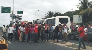 Manifestantes venezuelanos cercaram van que transportava senadores brasileiros em Caracas (Foto: Reprodução/Twitter/RichardHBlanco)
