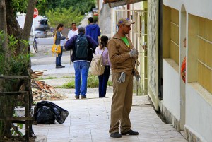 Envolve trabalho educativo com orientações e entrega de panfletos. Foto: Kleverton Velasques
