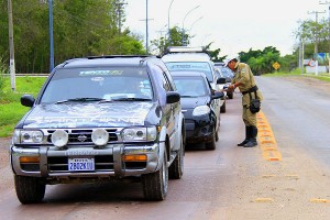 Transporte clandestino de passageiros é combatido com campanha educativa em Corumbá (Foto: Kleverton Velasques)