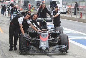 A McLaren acabou sendo beneficiada com o que ficou decidido na reunião da F1 (Foto: AP)