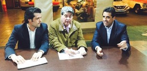 Datena entre o deputado Guilherme Mussi (à esq.) e o delegado Antonio Assunção de Olim